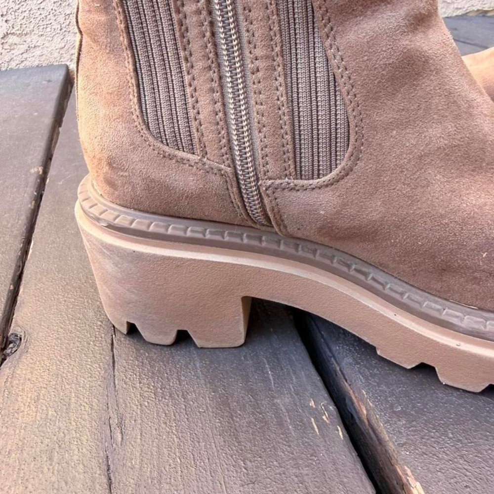 Tan suede Chelsea boots with chunky sole. - Picture 4 of 7